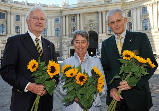  http://pressefotos.at/m.php?g=1&u=1&dir=200910&e=20091005_r&a=event
im Bild v.l.n.r.: Dr. Peter Krause (Distrikt-Governor Rotary Ostösterreich und angrenzende Länder), Margit Fischer, Dr. Kurt Angerer (Distrikt-Governor Rotary Westösterreich)