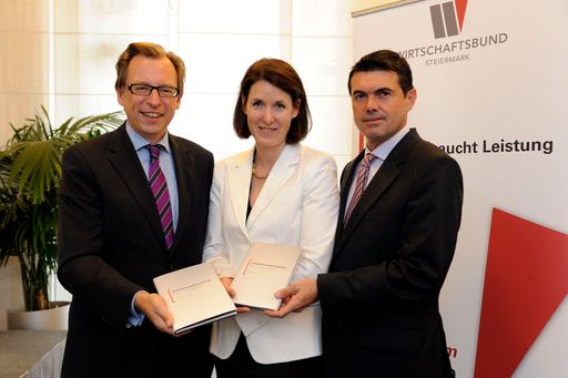  Landesrat Dr. Christian Buchmann präsentiert in Begleitung von Dr. Henrietta Egerth und Hubert Neuper sein Buch "Zukunft braucht Leistung". Im Bild: v.l.n.r. LR Dr. Christian Buchmann, Dr. Henrietta Egerth, Hubert Neuper. Wien, 06.10.2009, © Thomas Jantzen