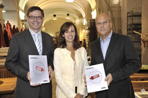 http://pressefotos.at/m.php?g=1&u=38&dir=200910&e=20091007_r&a=event
REWE Group Stakeholder Forum zum Lagebericht zur Nachhaltigkeit. v.l.n.r.: Werner Wutscher, Vorstand REWE International AG, Sophie Karmasin, Market Intelligence GmbH, Frank Hensel, Vorstandsvorsitzender REWE International AG