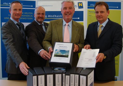 v.l.n.r.:.DI Hubert Rammer - EBG MedAustron Bauleiter und Prokurist.Dr. Martin Schima - EBG MedAustron Geschäftsführer.KO Mag. Klaus Schneeberger - EBG MedAustron Aufsichtsratsvorsitzender.PD Dr. Michael Benedikt - EBG MedAustron Technischer Leiter im CERN