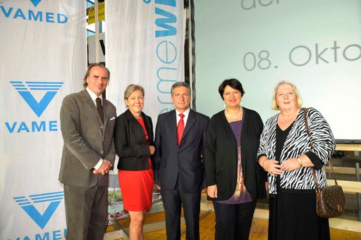 http://pressefotos.at/m.php?g=1&u=38&dir=200910&e=20091008_t&a=event
Neue Therme Wien feiert Dachgleiche - v. l. n. r.: Dr. Edmund Friedl (GF Therme Wien), Dir. DI Sigrid Oblak (Wien Holding), Ing. Walter Troger (GF VAMED) , Mag.a Renate Brauner (Vizebürgermeisterin), Hermine Mospointner (Bezirksvorsteherin Favoriten)