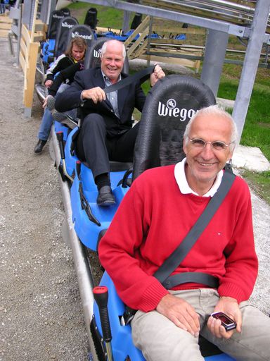 Arena Coaster: vorne: GF Dieter Grepl (Zeller Bergbahnen), hinten: Obmann Walter Strasser (TVB Zell-Gerlos)