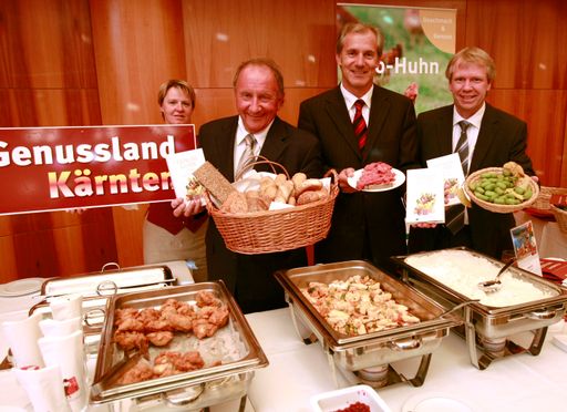  http://pressefotos.at/m.php?g=1&u=71&dir=200910&e=20091008_l&a=event
Im Bild die beiden Genuss Guide Herausgeber Fritz Stifsohn li und Willy Lehmann mit LR Josef Martinz mitte beim Genussfest im Casineum Velden