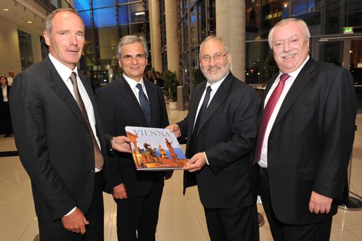 im Bild v.l.n.r: DI Thomas Jakoubek, Bundeskanzler Werner Faymann, Prof. Joseph E. Stiglitz, Bürgermeister Michael Häupl