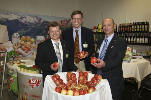  http://pressefotos.at/m.php?g=1&u=62&dir=200910&e=20091010_r&a=event.v.l. ADEG Vorstand Andreas Poschner, Werner Wutscher (Vorstand REWE International AG) und ADEG Vorstand Andreas Bachleitner