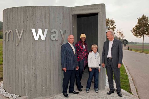  Waris Dirie mit Stiftungsvorstand und Stiftungsgründer am my way-Weg in Hagenbrunn