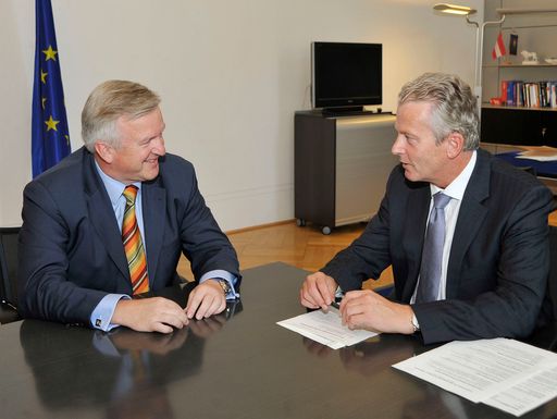  http://pressefotos.at/m.php?g=1&u=1&dir=200910&e=20091007_h&a=event, im Bild v.l.n.r.: Dr. Rudolf Kemler (Generaldirektor HP Österreich), Dr. Reinhold Mitterlehner (BM für Wirtschaft)