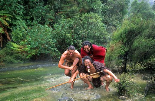 "Mehr als Bilderschauen". Oliver Bolch eröffnet am 23.10. die Vortragsreihe AUDI.MAXimal mit "Neuseeland - Maoris, Musik & Mehr" mit Live Diashow und Live Performance der Gruppe "Waka Toa" aus Neuseeland. Maoris aus Taupo stellen sich nach einer traditionellen Zeremonie dem Fotografen. Es war ein kühler Herbst aber die heißen Quellen dampfen.