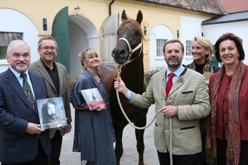 http://pressefotos.at/m.php?g=1&u=82&dir=200910&e=20091012_a&a=event;
Präsentation der Bildbände 'Pferdegeschichten aus Österreich' und 'Magie der Pferde' von Meisterfotografin Christiane Slawik im Schloss Hof (v.l.n.r) Hans J. Schmidtke (Verlagsleiter avBUCH und Cadmos) Kurt Farasin (Schloss Hof), die Fotografin, Ing. Hans Penz, (Landtagspräsident Direktor des NÖ Bauernbundes), Brigitte Millan-Ruiz (Programm avBUCH) sowie Theresia Meier (Vizepräsidentin der Landwirtschaftskammer NÖ).