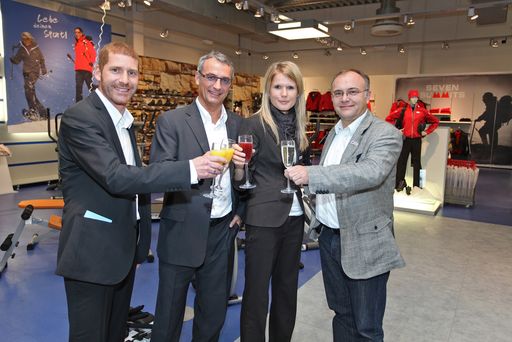 http://pressefotos.at/m.php?g=1&u=54&dir=200910&e=20091013_e&a=event
im Bild v.l.n.r.: Günther Hindelang (Geschäftsleiter Sport Eybl Ried/Passau), Rolf Frischknecht (Vorstand Sport Eybl), Gisela Huemer (Leitung der Unternehmenskommunikation der Sport Eybl & Sports Experts AG), Dr. Peter Wahle (Vorstand Sport Eybl) in dem neuen Eybl Shop in Ried