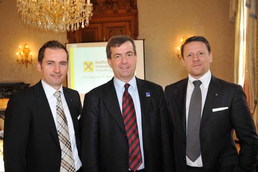  http://pressefotos.at/m.php?g=1&u=38&dir=200910&e=20091014_r&a=event
Immobiien: Kaufen günstiger als mieten - v.l.n.r.: Mag. (FH) Christoph Petermann, GF der Raiffeisen Immobilien Vermittlung, FH-Prof. Dr. Otto Bammer, FRICS, Vorstand am Institut für Immobilienwirtschaft der FH Wien - Studiengänge der WK Wien, Ing. Mag. (FH) Peter Weinberger,  GF der Raiffeisen Immobilien Vermittlung
