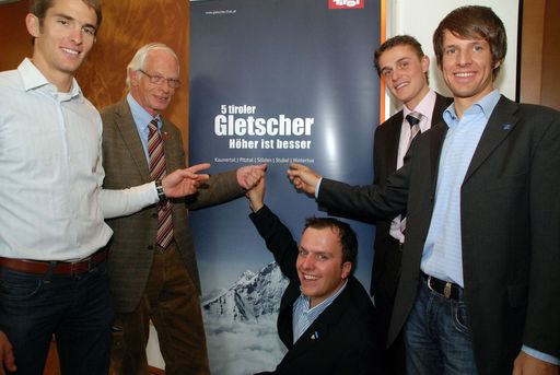 Seit knapp 15 Jahren begeistert die Marketingkooperation der 5 Tiroler Gletscher mit immer neuen Innovationen Skifahrer und Snowboarder aus ganz Europa. (v.li.): Reinhard Klier (Stubai), Willi Krüger (Pitztal), Christian Schnöller (Sölden), Matthias Dengg (Hintertux) und Stefan Richter (Kaunertal).