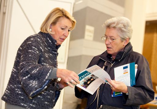 http://pressefotos.at/m.php?g=1&u=66&dir=200910&e=20091014_a&a=event
Darmkrebs - ein Tag ganz im Zeichen des Patienten. . Im Bild: Helga Thurnher (Österreich Präsidentin der Selbsthilfegruppe Darmkrebs) mit einer Besucherin