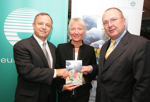 http://pressefotos.at/m.php?g=1&u=68&dir=200910&e=20091015_c&a=event - 
Mit Mohawk erweitert Europapier sein Portfolio an ökologischen Designpapieren.
