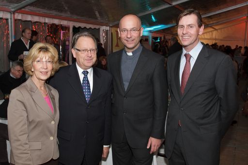 Vorschau Bild von Projektentwickler Theo Poppmeier, Dompfarrer Toni Faber, Bezirksvorsteher Heinrich Gerstenbach und Stellvertreterin Dorothea Drlik (von rechts)