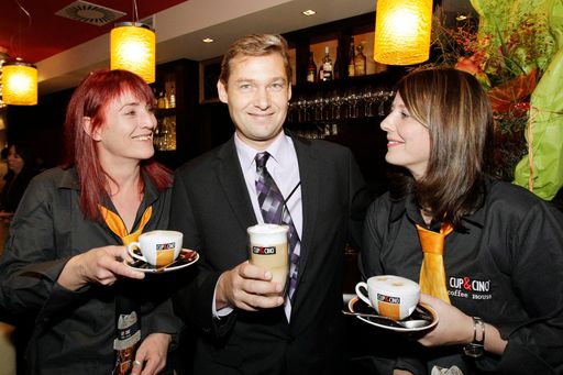  http://pressefotos.at/m.php?g=1&u=57&dir=200910&e=20091016_c&a=event
CUP&CINO Coffee House eröffnet im Herzen von Wörgl; 15. Oktober 2009;  im Bild (v.l.n.r): Claudia Unterberger (Betreiberin), CUP&CINO-Geschäftsführer Peter Huber und Gabriele Schenner (Betreiberin) bei der Eröffnung