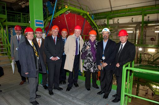 Österreichische Gäste vor dem CMS-Detektor am CERN