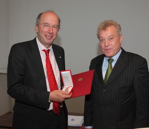 Stephan Mayer-Heinisch, Präsident des Handelsverbandes erhält das Goldene Ehrenzeichen für seine Verdienste um die Republik Österreich. Herbert Preglau, Sektionschef im Wirtschaftsministerium, überreichte die Auszeichnung im Rahmen der Generalversammlung des Handelsverbandes.