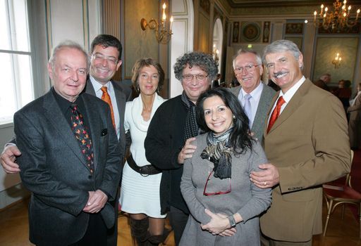  http://pressefotos.at/m.php?g=1&u=68&dir=200910&e=20091017_e&a=event
v.l.n.r.: Prof. Dr. Alfred Wopmann, Projektkoordinator Symposium; Dr. Stefan Ottrubay, Generaldirektor Esterházy Betriebe GmbH, Barbara Rett, Moderatorin; Rene Jacobs mit Gattin, Dirigent, Prof. Dr. Gernot Gruber, Akademie der Wissenschaften, Prof. Dr. Walter Reicher, Internationale Joseph Haydn Privatstiftung