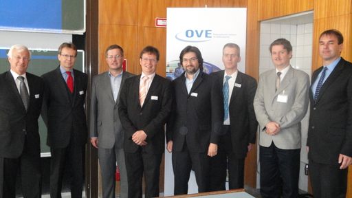 Dr. Helmut Malleck (Organisator), Dipl.-Ing. Peter Reichel (OVE), Univ.-Prof. Dr. Gernot Kubin (TU Graz), Univ.-Prof. Dr. Christoph Mecklenbräuker (TU Wien), Ass.-Prof. Stavros Toumpis, Ph.D. (Athens Univ.), Prof. Dr. Andreas Molisch (Univ. of Southern California), Prof. Dr. Burkhard Stiller (Uni Zürich), Prof. Dr. Hans-Peter Schwefel (FTW und Aalborg Univ.) (v.l.)