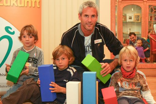 Jahrhunderttorhüter Michael Konsel mit seinen Söhnen Valentin und Moritz beim Spielenachmittag des österreichischen Familienbundes