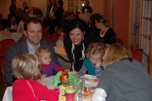 Vorschau Bild von Familienbundpräsidentin LAbg. Andrea Gottweis mit dem ÖVP-Generalsekretär Fritz Kaltenegger mit seinen Töchtern Mira und Lena