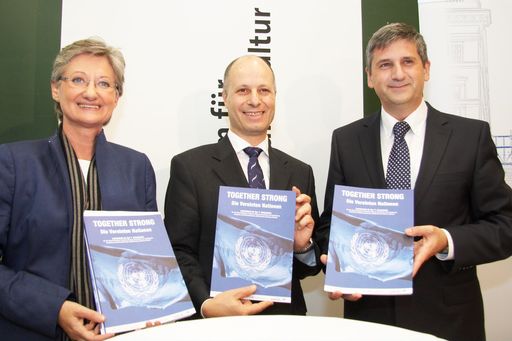 http://pressefotos.at/m.php?g=1&u=43&dir=200910&e=20091020_u&a=event
Schmied/Spindelegger/Nasser: "Begeisterung der Schüler für die UNO wecken" - im Bild v.l.n.r. Dr. Claudia Schmied (Bundesministerin für Unterricht, Kunst und Kultur), Maher Nasser (Direktor des Informationsdienstes der Vereinten Nationen) und Dr. Michael Spindelegger (Bundesminister für europäische und internationale Angelegenheiten)