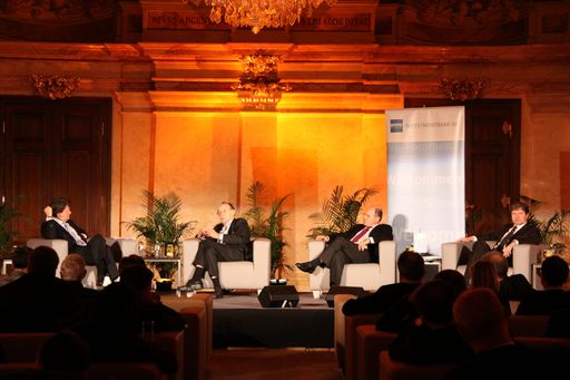 Anlässlich des 20. Jahrestages nach dem Fall der Berliner Mauer lud die NÖ HYPO Investmentbank den früheren deutschen Außenminister Hans-Dietrich Genscher zur Diskussion über das Europa nach der Wende.
