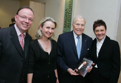http://pressefotos.at/m.php?g=1&u=68&dir=200910&e=20091019_s&a=event 
Die Autoren Dr.Michael Schlögl und Dr.Wilhelm Sinkovicz stellten im Wiener Musikverein das erste Buch über Georges Prêtre vor. Im Bild v.l.n.r: Dr. Wilhelm Sinkovicz (Autor), Dr. Michaela Schlögl (Autorin),  Georges Prêtre (Dirigent) und Mag. Gerda Schaffelhofer (Verlagsgruppe Styria).