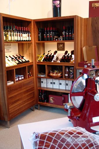 Vorschau Bild von Am 24.10.2009 eröffnet das neue multifunktionale Gebäude "dieQuelle" als Abfüllort des Heilwassers und Symbol für die Genüsse der Region rund um Bad Sauerbrunn. Direkt über dem Abfüllort entstand das Genuss- und Erlebnisgebäude "dieQuelle", in der neben dem Heilwasser die kulinarischen Schätze der Genussregion Rosalia angeboten werden.