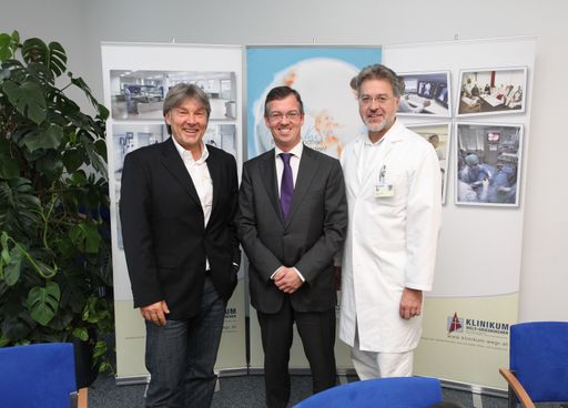 http://pressefotos.at/m.php?g=1&u=54&dir=200910&e=20091021_k&a=event
Hautkrebs ist die häufigste Krebsart beim Menschen und ist in den letzten Jahren massiv angestiegen, man geht davon aus, dass in Zukunft jeder 2. Mensch über 60 Jahren daran erkranken wird. Essentiell bei der Behandlung ist neben der raschen Diagnose, die umgehende und richtige Behandlung, sowie die Nachbetreuung.