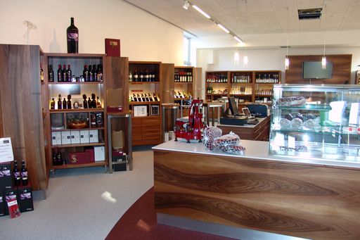 Vorschau Bild von "dieQuelle" bietet Verkaufsraum für das Hammerfleisch und den einzigartigen Rohschinken des frischgebackenen Blunzenweltmeisters Otmar Tschürtz aus Loipersdorf. Auch die bekannte und vielfach prämierte Winzervereinigung "Vinum Rosalia", bestehend aus 7 Top-Winzern der Region, offeriert ihre Weinkreationen zum exklusiven Verkauf. Für ein breites Produktangebot sorgen des Weiteren ein Konditor, ein Bio-Vollwertbäcker, ausgesuchte Edelbrenner, ein Nudelspezialist sowie die "Wiesener Ananas-Erdbeeren Genussregion" und Draßmarkter Schmankerln.