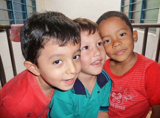 Drei der ersten 50 Kinder, die im 500. SOS-Kinderdorf der Welt, in Cali/Kolumbien ein neues Zuhause gefunden haben.