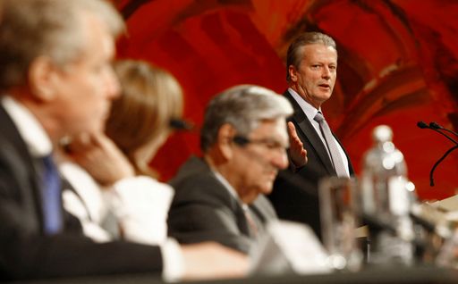 Vorschau Bild von Wirtschaftsminister Mitterlehner mit den Podiumsteilnehmern am Festakt "150 Jahre Gewerbeordnung"