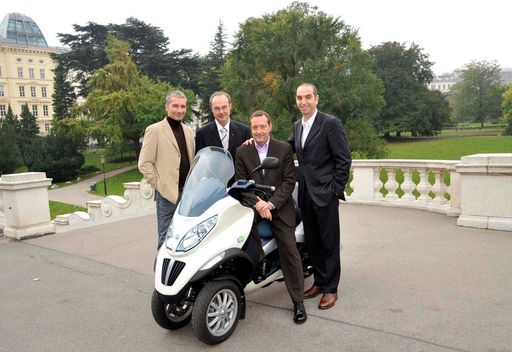 http://pressefotos.at/m.php?g=1&u=38&dir=200910&e=20091022_f&a=event
Weltneuheit am Rollermarkt: Piaggio MP3 Hybrid - v.l.n.r.: Rainer Pariasek (Moderator), Dr. Peter Hofmann (Associate Professor, Institut für Verbrennungskraftmaschinen und Kfz-Bau,TU Wien), Josef Faber (GF J. Faber GmbH, Generalimporteur Piaggio Österreich), Massimiliano Gerbi (Importer Area Manager Europe, Piaggio Group).