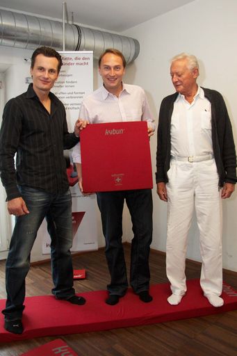  http://pressefotos.at/m.php?g=1&u=43&dir=200910&e=20091022_k&a=event
Pressegespräch "kybun meets Shinergy - Erleben Sie das Gleichgewicht zwischen Kraft und Balance" - im Bild v.l.n.r. Ronny Kokert (Shinergy Gründer), Mikael Muegge (CEO kybun Marketing & Trading AG) und Univ. Prof. Dr. Hans Tilscher (Vorstand des Ludwig Boltzmann Instituts für Konservative Orthopädie und Schmerztherapie, Präsident SOS Körper)
