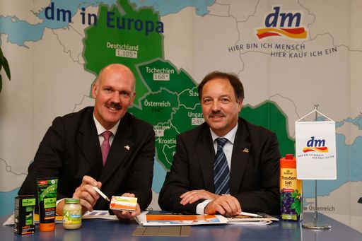 Vorschau Bild von Bildtext (von links): Mag. Martin Engelmann, Vorsitzender der dm Geschäftsführung, sowie Dipl. Inform. Manfred Kühner, stv. Vorsitzender der dm Geschäftsführung, freuen sich über ein Umsatzplus von 11,7 Prozent im Teilkonzern Österreich.