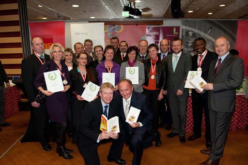  http://pressefotos.at/m.php?g=1&u=55&dir=200910&e=20091022_l&a=event
Im Vordergrund die beiden Herausgeber des Genuss Guide 2009 (Willy  Lehmann und Fritz Stifsohn und LR Seitinger rechts) mit den steirischen TOP 15 Genussgeschaeften aus dem Genuss Guide 2009.