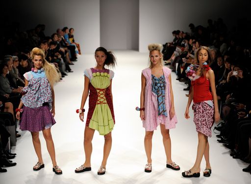  http://pressefotos.at/m.php?g=1&u=80&dir=200910&e=20091022_t&a=event
Dirndl-Interpretationen des japanischen Designers Hisui bei der Präsentation "Dirndl meets Kimono" während der Tokyo Fashion Week, Japan.
