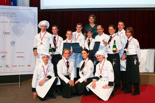 Vorschau Bild von Alle Top-Lehrlings-Finalisten-Teams 2009 mit Piroska Payer (Amuse Bouche) und Christian Garcia (Chef de Cuisine von Prinz Albert II von Monaco)