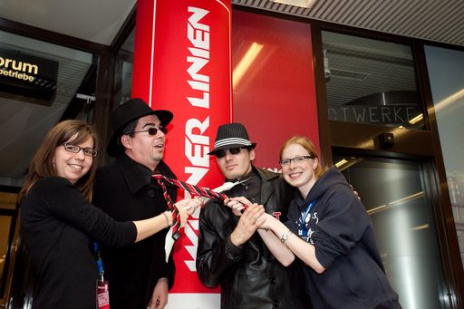 http://pressefotos.at/m.php?g=1&u=66&dir=200910&e=20091023_a&a=event,
Im Bild: Mister X und Mister I mit Teilnehmerinnen aus den Siegerteams