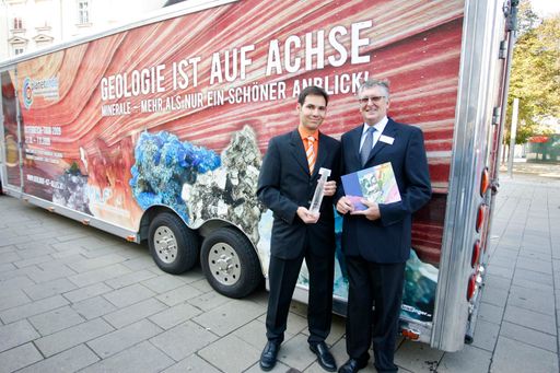 http://pressefotos.at/m.php?g=1&u=52&dir=200910&e=20091027_a&a=event
Mineralroadshow "Geologie ist auf Achse". vlnr: Mag Robert Krickl (Mineraloge), Prof. Dr. Werner Piller (Präsident des Österreichischen Nationalkomitees für Geowissenschaften).