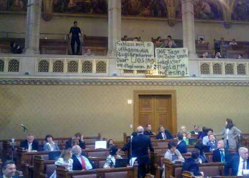 Vorschau Bild von Gemeinderatssitzung zum Skylink am 18.10.2009: BI "Liesing gegen Fluglärm und die 3. Piste" macht auf das Fluglärmproblem in Liesing aufmerksam.
