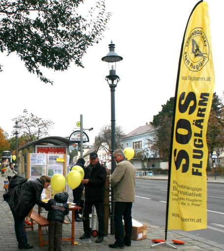 Infoveranstaltung der BI "Liesing gegen Fluglärm und die 3. Piste" am 24.10.2009 am Maurer Hauptplatz: trotz kalten Wetters zahlreiche Unterschriften.