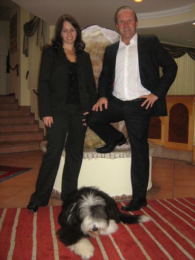 Bild zu TP/OTS - v.l.n.r.: Die neue Hoteldirektorin Manuela Kehrer, Bergergut Hund Angelo und Eigentümer Werner Pürmayer