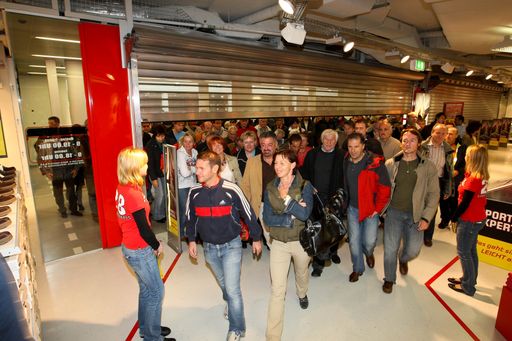 http://pressefotos.at/m.php?g=1&u=62&dir=200910&e=20091029_s&a=event
Sports Experts startete in Salzburg am 29. Oktober durch - Frequenzreicher und hochwertiger Standort im ZIB