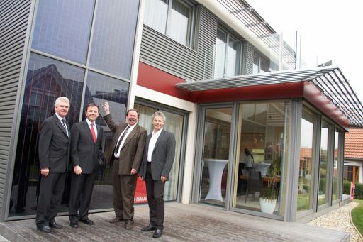  http://pressefotos.at/m.php?g=1&u=43&dir=200910&e=20091029_b&a=event
Das Haus als Kraftwerk - Integrierte Sonnenenergieanlagen in Fertighäusern - Ein Förderprogramm des Klima- und Energiefonds