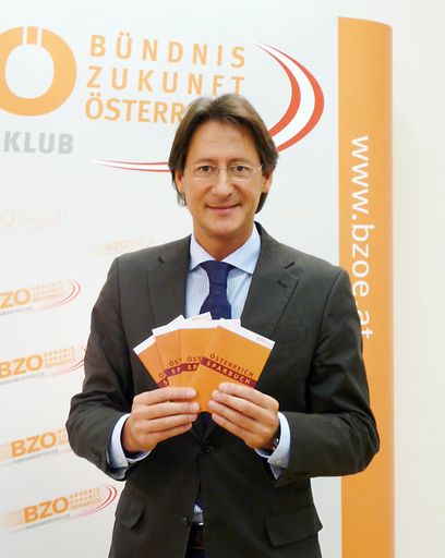 BZÖ-Chef Josef Bucher präsentiert das "Österreich-Sparbuch"