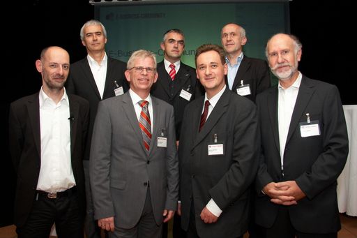  http://pressefotos.at/m.php?g=1&u=43&dir=200910&e=20091029_e&a=event
im Bild v.l.n.r. Marcus Hebein (stv. Chefredakteur APA - Austria Presse Agentur, Moderator), Christian Euler (Hausärtzeverband), Manfred Rieser (Telekom Austria), Alexander Schanner (ARGE ELGA), Harald Lakatha (IT Solutions), Thomas Jäkle (Wirtschaftsblatt) und Robert Ludwig (Nextira One)