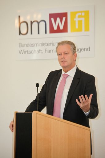 Vorschau Bild von Wirtschaftsminister Reinhold Mitterlehner bei der Eröffnung der Tourismus-Enquete